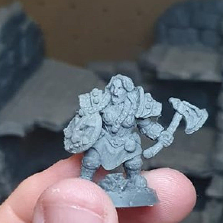 Dwarven Defender - Guard (25mm Base)
