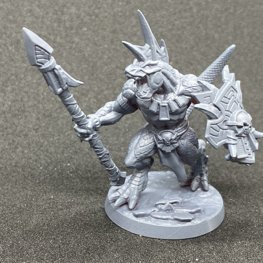 Guerrero Hombre Lagarto Fauces Doradas - Con escudo (Peana de 25 mm)