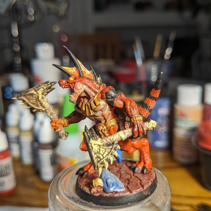 Guerrero Hombre Lagarto Fauces Doradas - Con escudo (Peana de 25 mm)