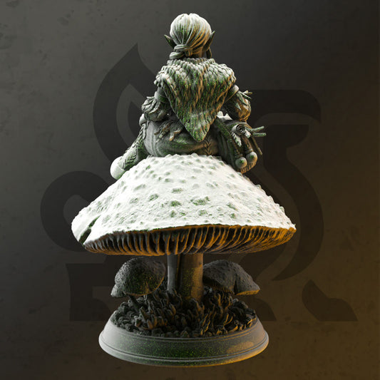 Halfling Druid of Spores - Seated (25mm Base)