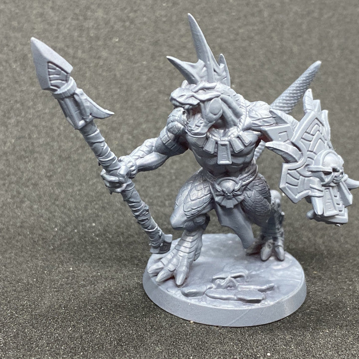 Guerrero Hombre Lagarto Fauces Doradas - Con escudo (Peana de 25 mm)