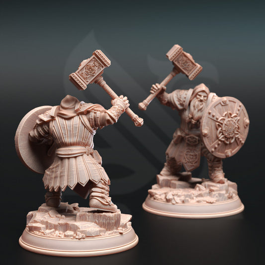 Dwarven Cleric - Defender (25mm Base)